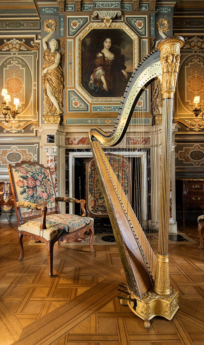 What a fabulous harp and setting - I often shoot vertical 16:9 panoramas with the EOS M3